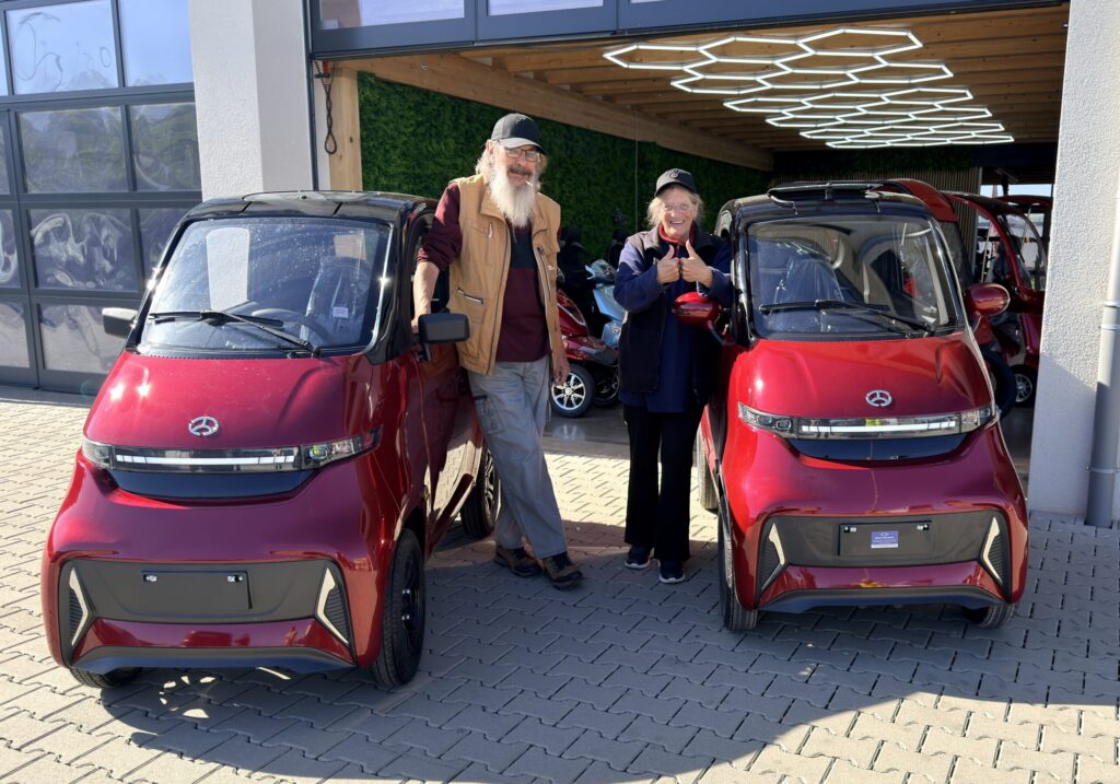 Kunde mit Fortuna E Seniorenmobil mit Kabine bei Gentomobil Schweiz